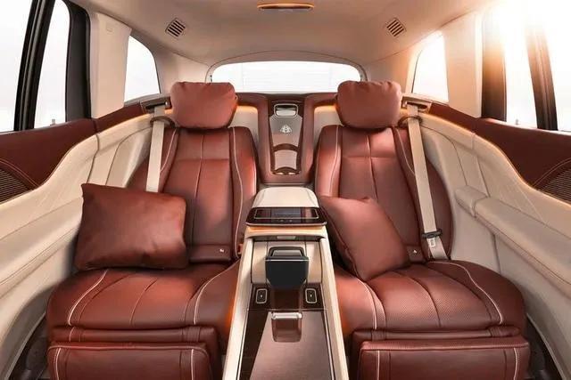 Landing 5 million! The new generation of Maybach GLS600 port real shot, the back row does not lose to Elfa